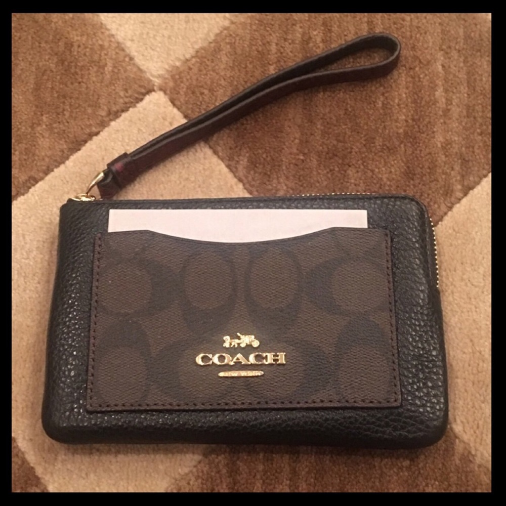 🌺NWT🌺. COACH wristlet with exterior pocket